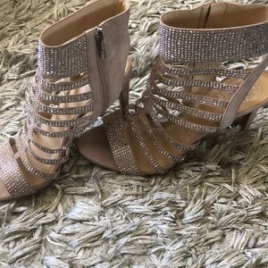 BEAUTIFUL BRAND NEW VINCE CAMUTO NUDE w/ STUDS!!